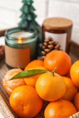 Taze taze mandalinalarla dolu tepsi, yakın çekim.