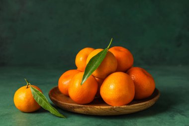 Renkli taze mandalinalı ahşap tabak.