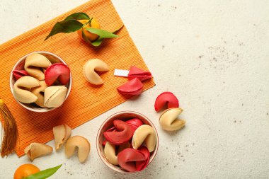 Fal kurabiyesi kâseleri ve mandalinalı bambu hasırı.