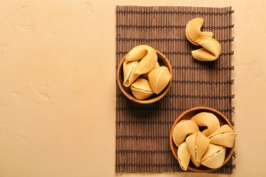 Bej arka planda fal kurabiyeleri olan bambu hasırı.