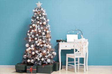 İş yeri ve Noel ağacı olan ofis içi