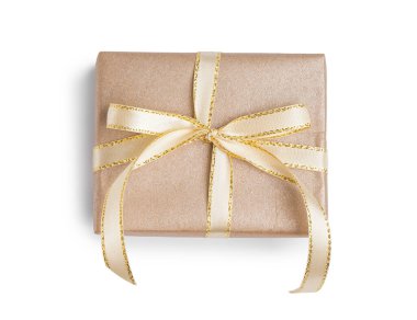 Beyaz arka planda fiyonklu Noel hediyesi kutusu