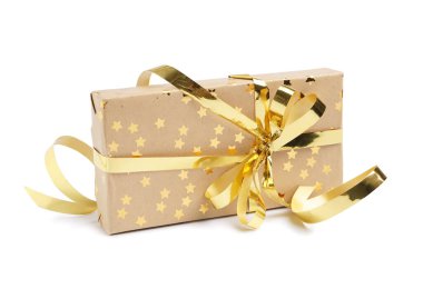 Beyaz arka planda fiyonklu Noel hediyesi kutusu