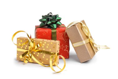 Beyaz arka planda fiyonklu Noel hediyesi kutuları