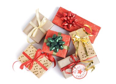 Beyaz arka planda fiyonklu Noel hediyesi kutuları