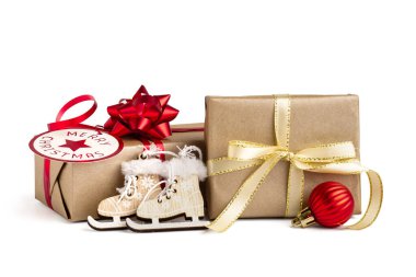 Beyaz arka planda Noel oyuncakları olan hediye kutuları