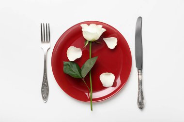 Beyaz arkaplanlı Sevgililer Günü için masa ayarları