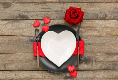 Sevgililer Günü için masa ayarı kalpler ve ahşap arka planda gül