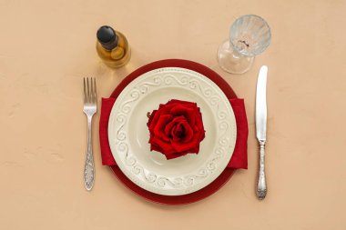 Bej arkaplanda kırmızı gül olan Sevgililer Günü için masa ayarı