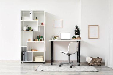 Bilgisayarlı iş yeri, Noel ağacı ve ışık ofisinde hediyeler.