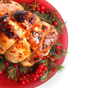 Lezzetli Noel jambonu tabağı, köknar dalları ve beyaz arka planda anason, yakın plan.