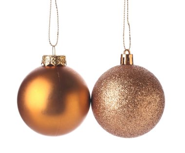 Noel topları beyaz arka plan üzerinde asılı