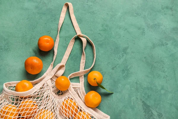 Einkaufstasche Mit Reifen Mandarinen Auf Farbigem Hintergrund — Stockfoto