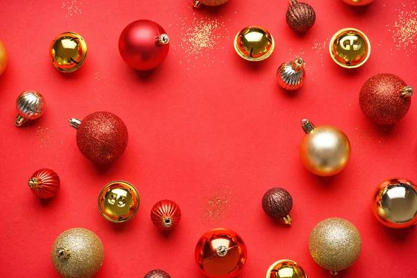 Rám Vánočních Míčků Zvonků Červeném Pozadí — Stock fotografie