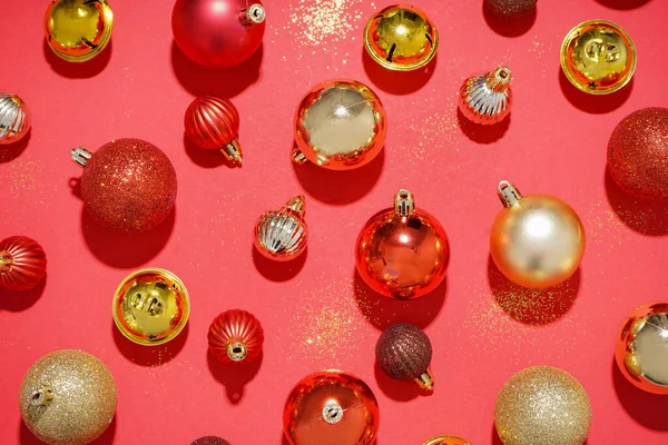 Weihnachtskugeln Und Glocken Auf Rotem Hintergrund — Stockfoto