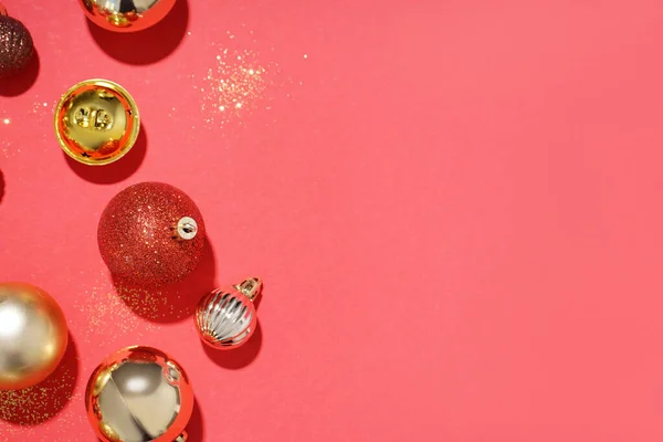 Bolas Navidad Brillantes Sobre Fondo Rojo —  Fotos de Stock