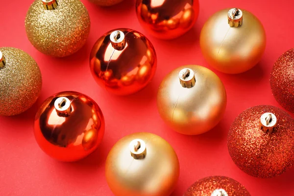 Schöne Weihnachtskugeln Auf Rotem Hintergrund Nahaufnahme — Stockfoto