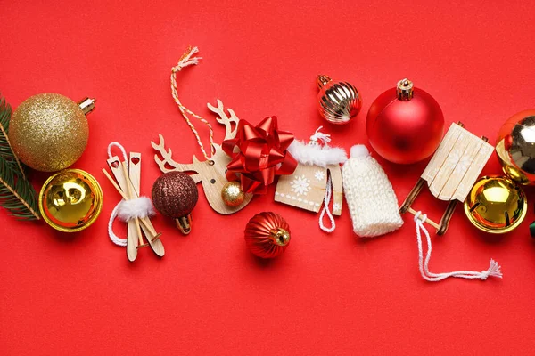 Hermosos Juguetes Navidad Sobre Fondo Rojo — Foto de Stock