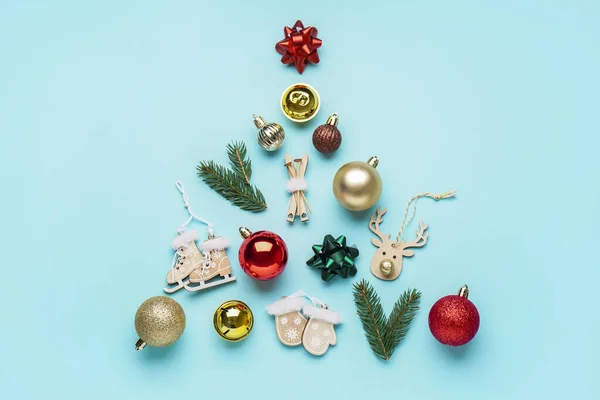 青い背景におもちゃやモミの枝で作られたクリスマスツリー — ストック写真