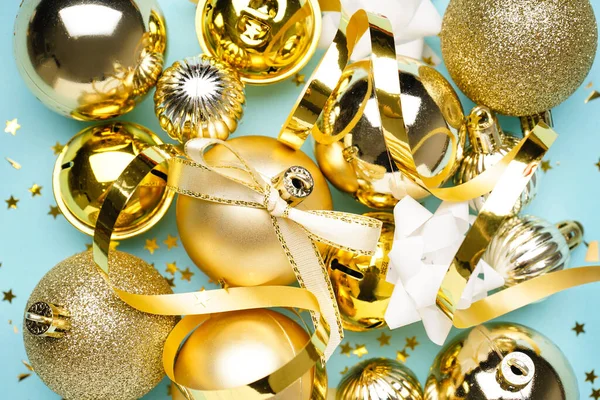 Bolas Natal Douradas Com Serpentina Sobre Fundo Azul — Fotografia de Stock