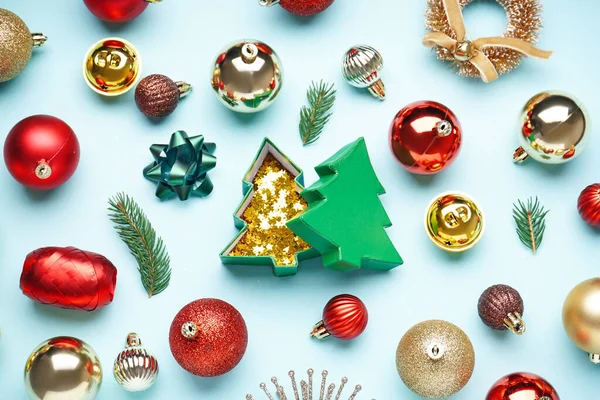 Krásné Vánoční Dekorace Jedlovými Větvemi Modrém Pozadí — Stock fotografie