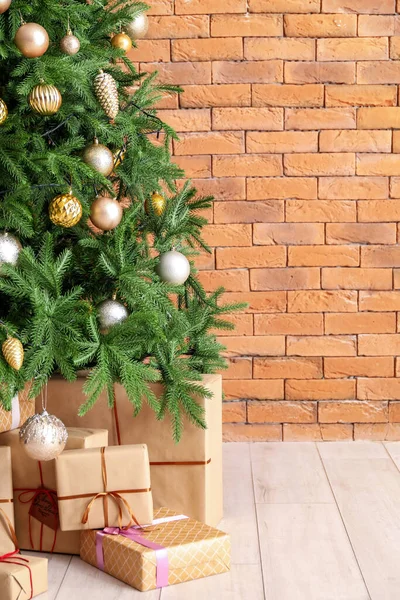 Díszített Karácsonyfa Ajándékokkal Közel Téglafal — Stock Fotó