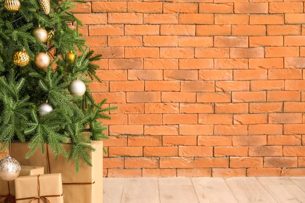 Árbol Navidad Decorado Con Regalos Cerca Pared Ladrillo —  Fotos de Stock