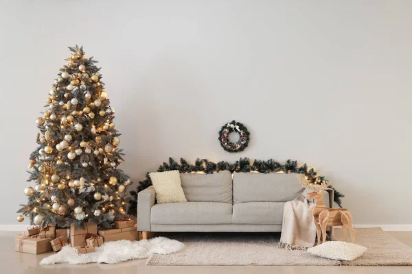 Interior Sala Estar Com Sofá Árvore Natal Brilhante Grinalda — Fotografia de Stock