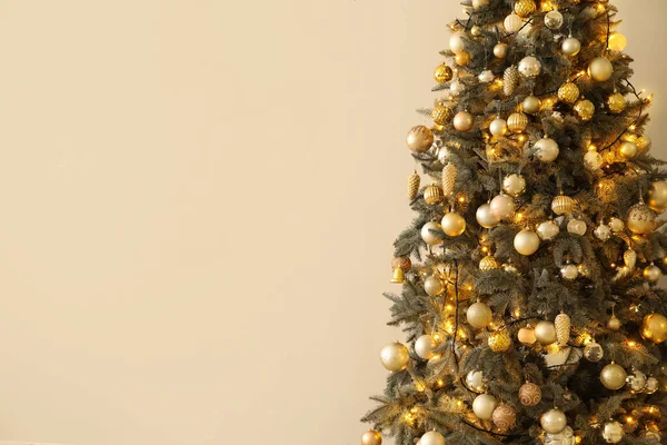 Árbol Navidad Brillante Cerca Pared Luz —  Fotos de Stock