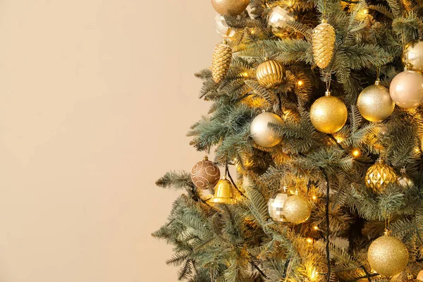 Árbol Navidad Brillante Cerca Pared Luz Primer Plano — Foto de Stock