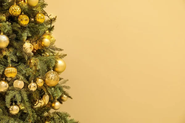 Árbol Navidad Brillante Cerca Pared Amarilla — Foto de Stock