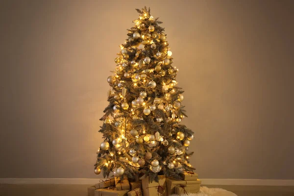 Árvore Natal Brilhante Com Presentes Quarto Escuro — Fotografia de Stock
