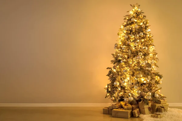 Árvore Natal Brilhante Com Presentes Perto Parede Cinza — Fotografia de Stock