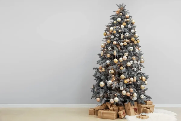 Árvore Natal Brilhante Com Presentes Perto Parede Cinza — Fotografia de Stock
