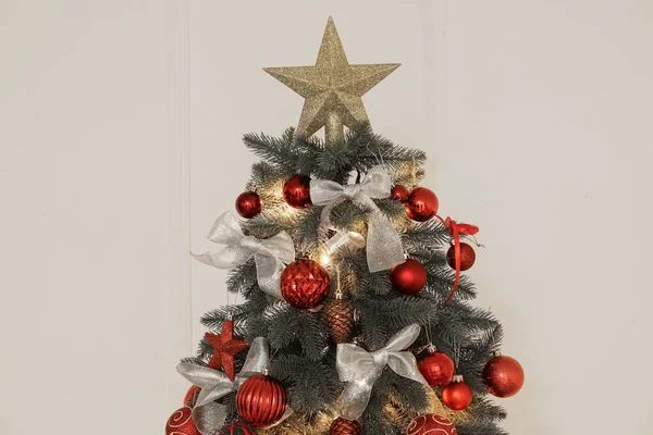 Árbol Navidad Brillante Con Decoración Cerca Pared Luz Primer Plano — Foto de Stock