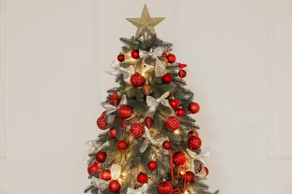 Glühender Weihnachtsbaum Mit Dekor Nahe Lichtwand — Stockfoto