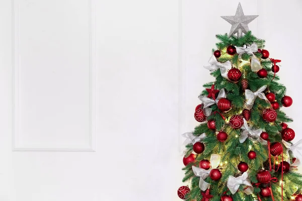 Árbol Navidad Brillante Con Decoración Cerca Pared Luz —  Fotos de Stock