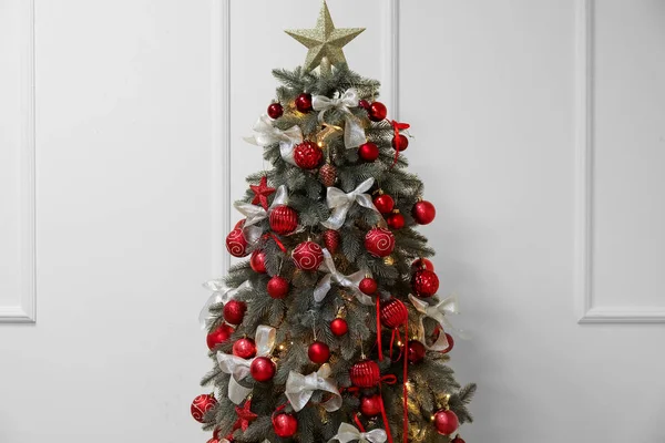 Árvore Natal Brilhante Perto Parede Clara — Fotografia de Stock