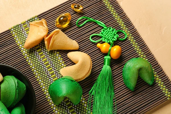 Mata Bambusowa Ciasteczkami Wróżbą Chińskimi Symbolami Beżowym Tle Zbliżenie — Zdjęcie stockowe