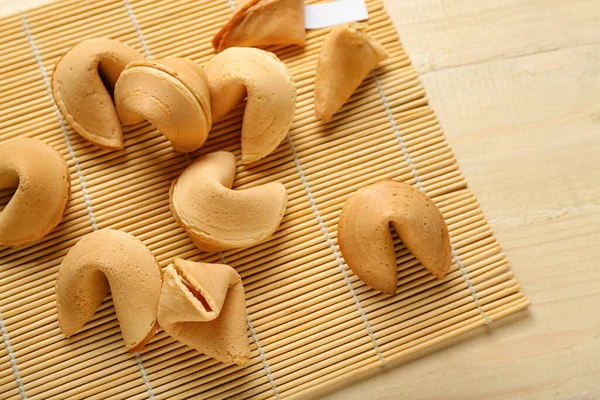 Stuoia Bambù Con Biscotti Fortuna Sfondo Legno Primo Piano — Foto Stock