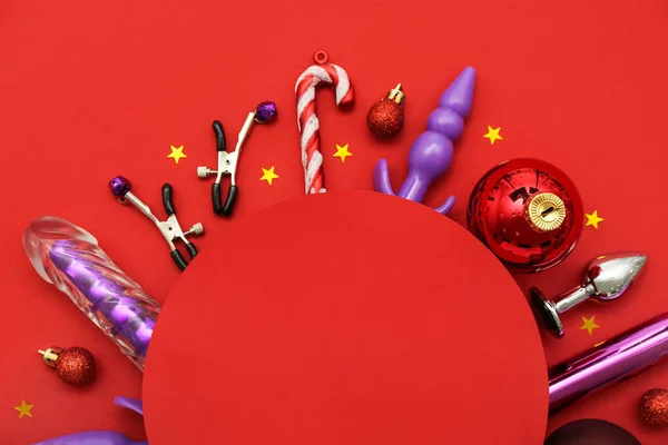 Пустая Открытка Сексуальными Игрушками Рождественским Декором Красном Фоне — стоковое фото