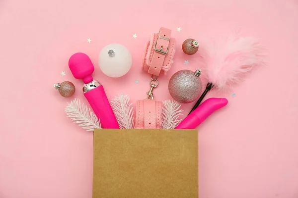 紙バッグともにセックスおもちゃとクリスマス装飾上のピンクの背景 — ストック写真