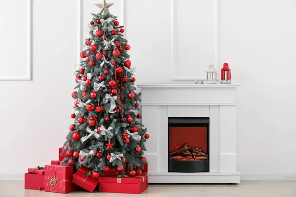 Árbol Navidad Decorado Con Regalos Chimenea Cerca Pared Luz —  Fotos de Stock