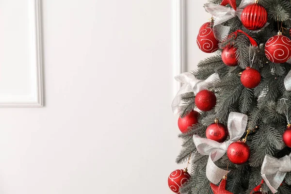 Διακοσμημένο Χριστουγεννιάτικο Δέντρο Κοντά Στο Φως Τοίχο Closeup — Φωτογραφία Αρχείου