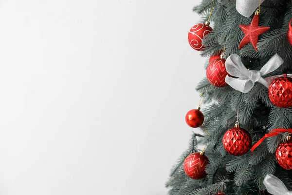 Árbol Navidad Decorado Cerca Pared Luz Primer Plano —  Fotos de Stock