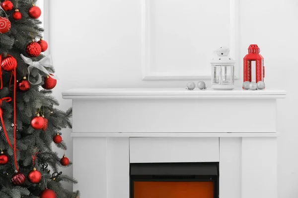 Latarnie Bożonarodzeniowe Kulkami Kominku Salonie — Zdjęcie stockowe
