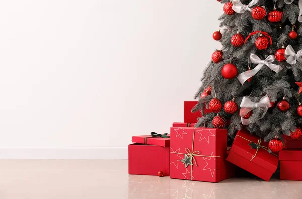 Árbol Navidad Decorado Con Regalos Cerca Pared Luz —  Fotos de Stock