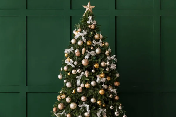 Árbol Navidad Decorado Cerca Pared Verde — Foto de Stock
