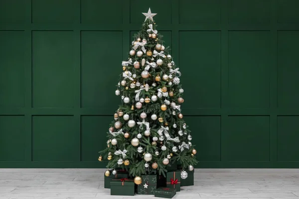 Árvore Natal Decorada Com Presentes Perto Parede Verde — Fotografia de Stock