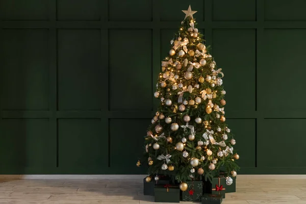 Árvore Natal Brilhante Com Presentes Perto Parede Verde — Fotografia de Stock